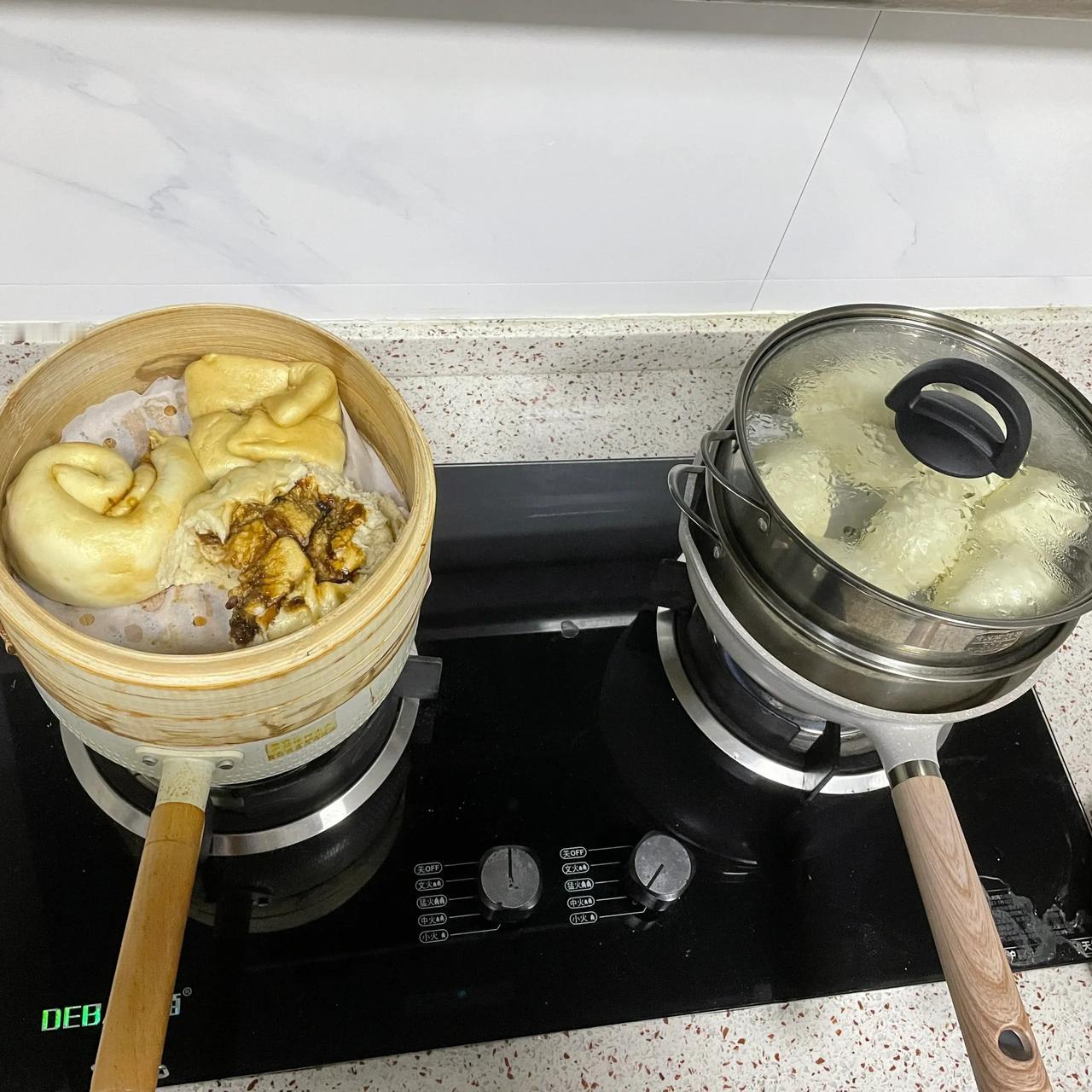 竹蒸笼和不锈钢蒸笼区别真的很大！竹蒸笼不管怎么蒸都是光滑的表面，不锈钢的就是被水