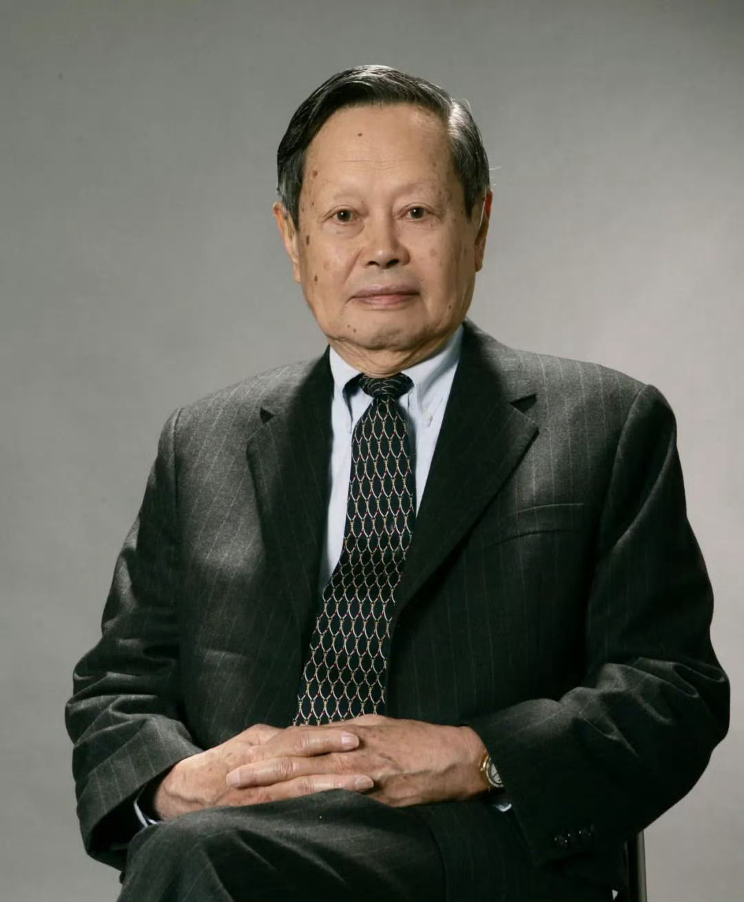 杨振宁逝世看来昨天的传言...是真的。人们真的低估了杨振宁对于物理发展的贡献，低