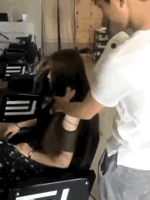 年轻美女来到美发店，年轻的男性美发师接待了她，小哥看到女顾客穿着清凉，用风筒给她