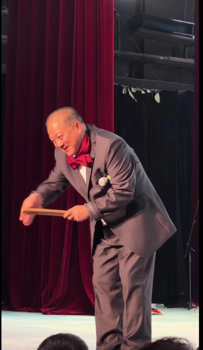 当186cm的扣球手站在1米65的谢广坤面前，我才看懂什么叫顶级跨界。
李盈莹回