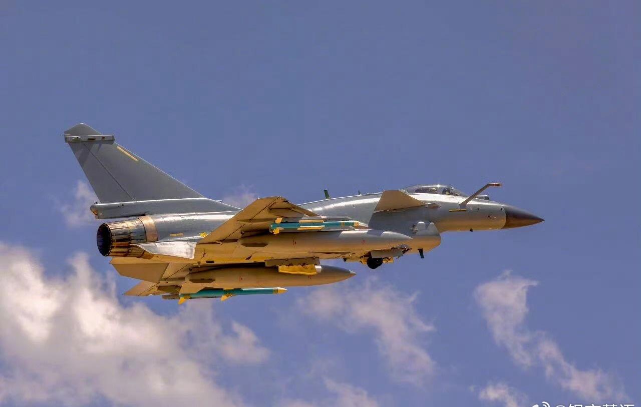 近日，南部战区空军开展昼间飞行训练，数架战机如利剑出鞘，刺破苍穹。  ​​​