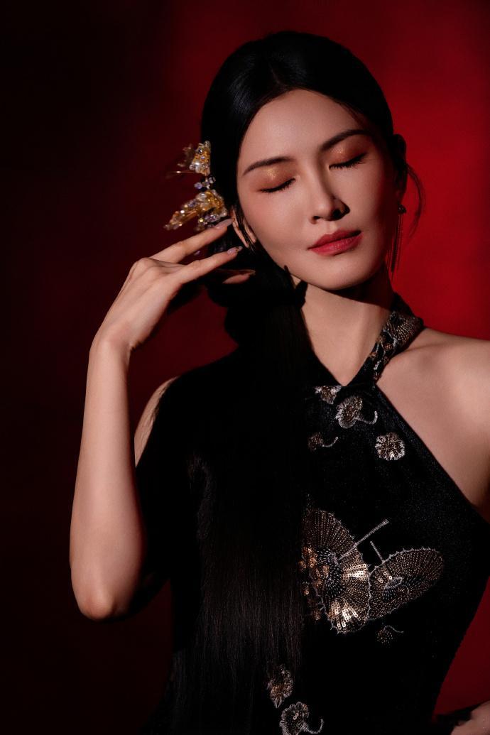 徐洁儿黑旗袍红绳造型徐洁儿旗袍美人 继多套酷飒舞台穿搭后，徐洁儿首度解锁新中式旗