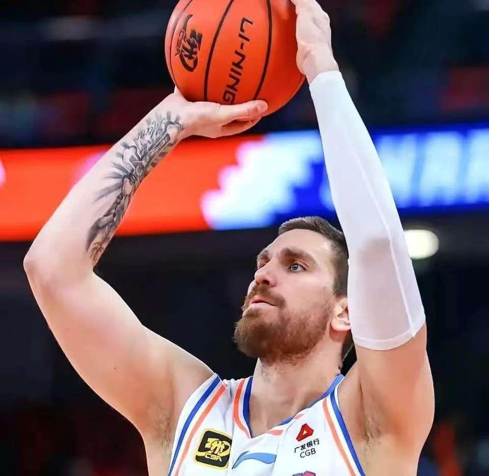 四川男篮一晚创下两个纪录，还被前外援马里奇控诉和在线讨薪
昨晚一场平平无奇的CB