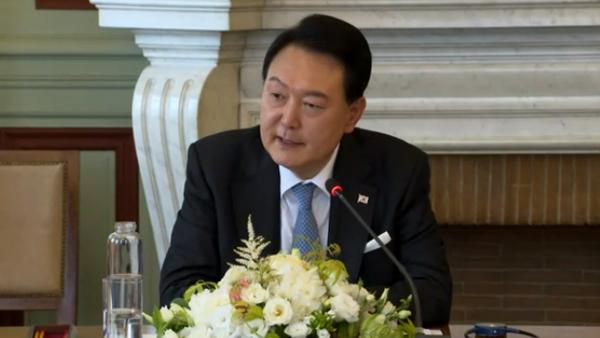 【韩国总统尹锡悦呼吁国际社会建立数字时代的新秩序】

韩国总统尹锡悦在访问法国期