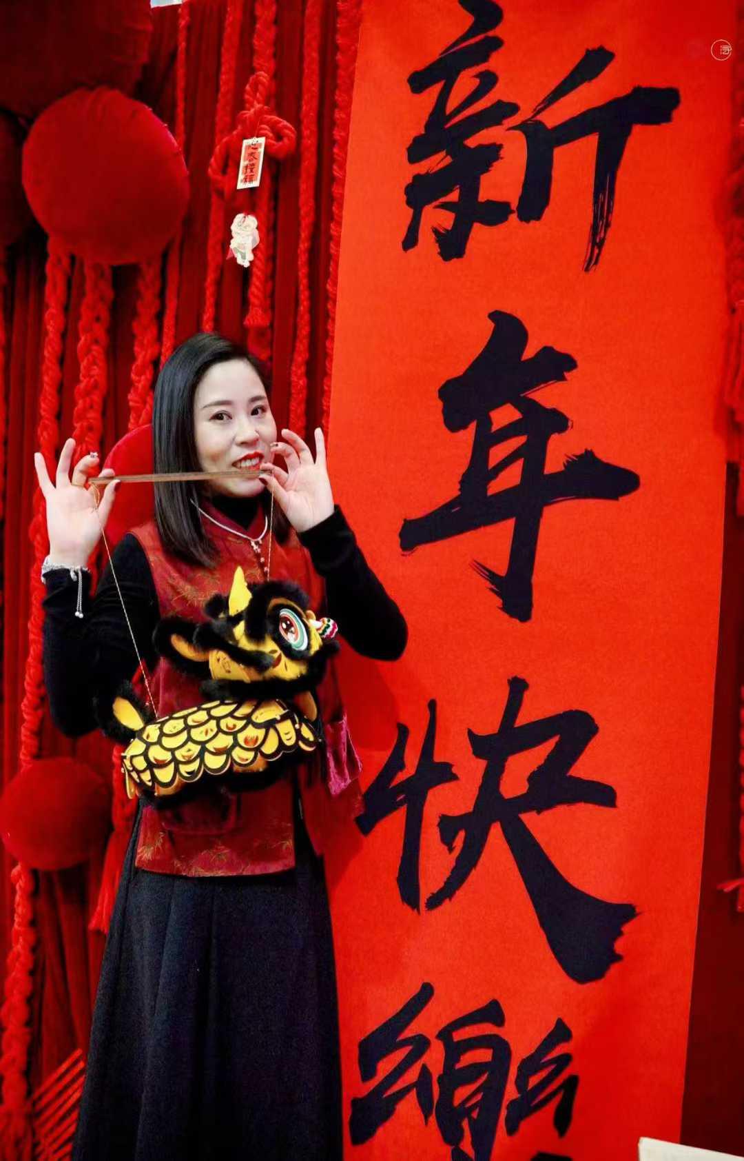 初七花灯收官，留住满城年味；🧨
初八整装启市，奔赴万丈光芒。[太阳]
新岁愿：