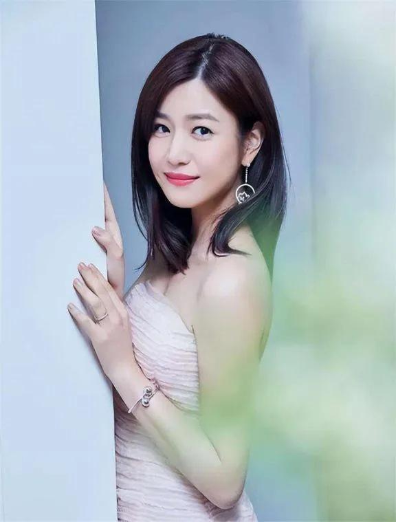 陈妍希。
彼时美丽的陈妍希。
对她不怎么了解，唯一知道的就是，她是陈晓的妻子。网