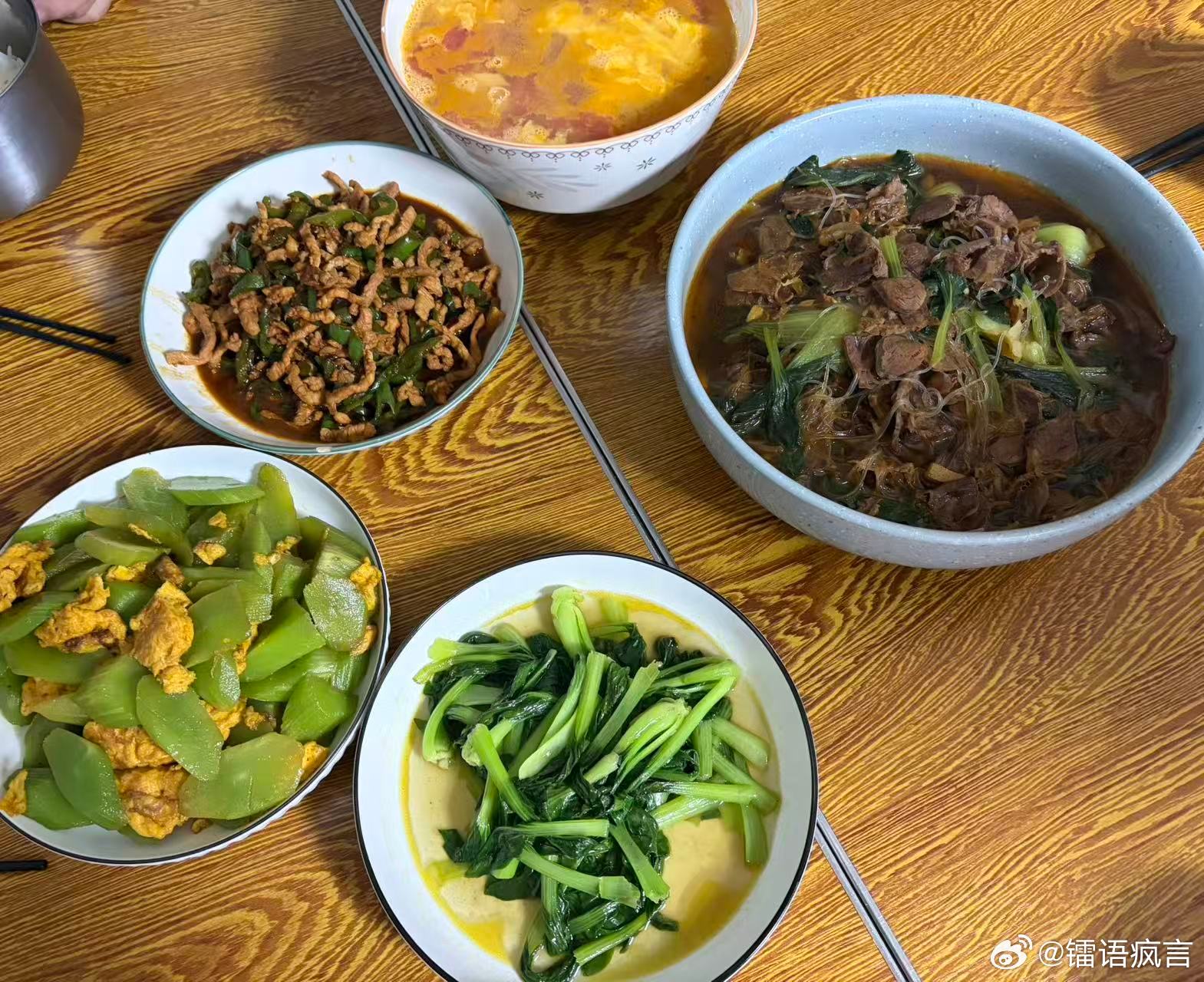 花了五十分钟洗菜切菜做菜，开饭 