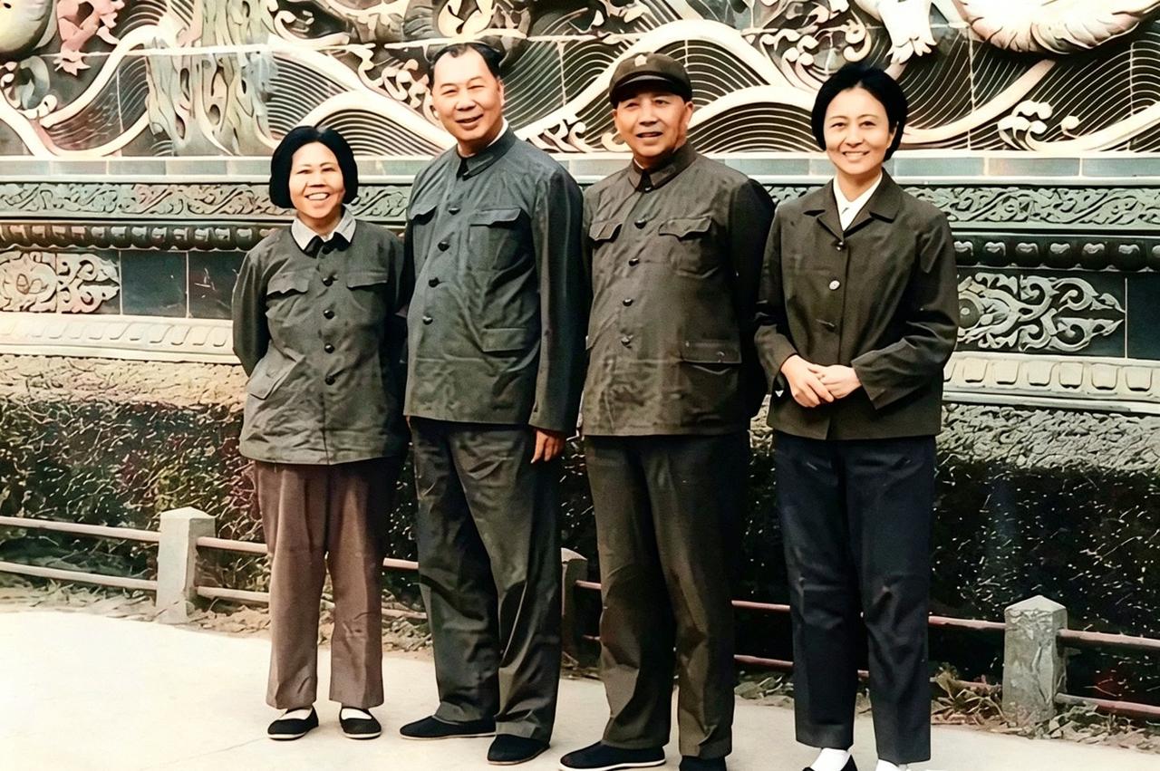 1977年10月，杨成武夫妇与秦基伟夫妇在北京北海公园九龙壁前合影。左起杨成武夫