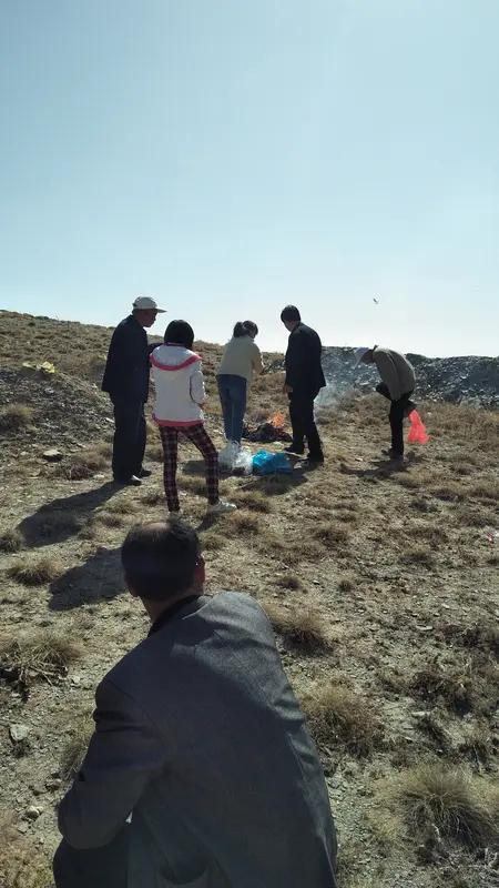 我们的乡俗是，等亲叔伯、兄弟姐妹都聚齐后，一起去上坟。先祭拜爷爷奶奶，焚香烧纸、