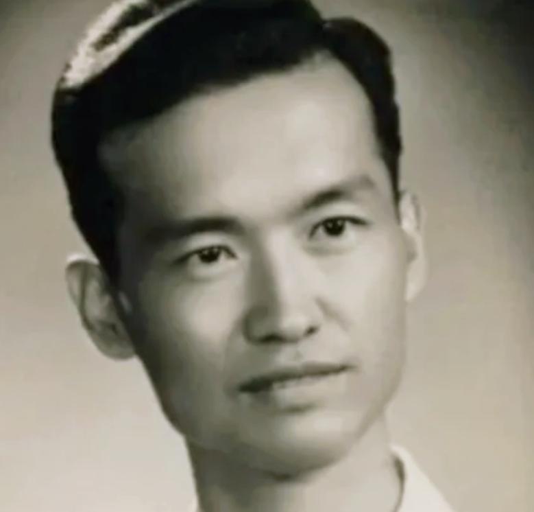 1947年，一敌军少校被我军俘虏，连长刚想审他。怎料，这名少校竟从容地说：“同志