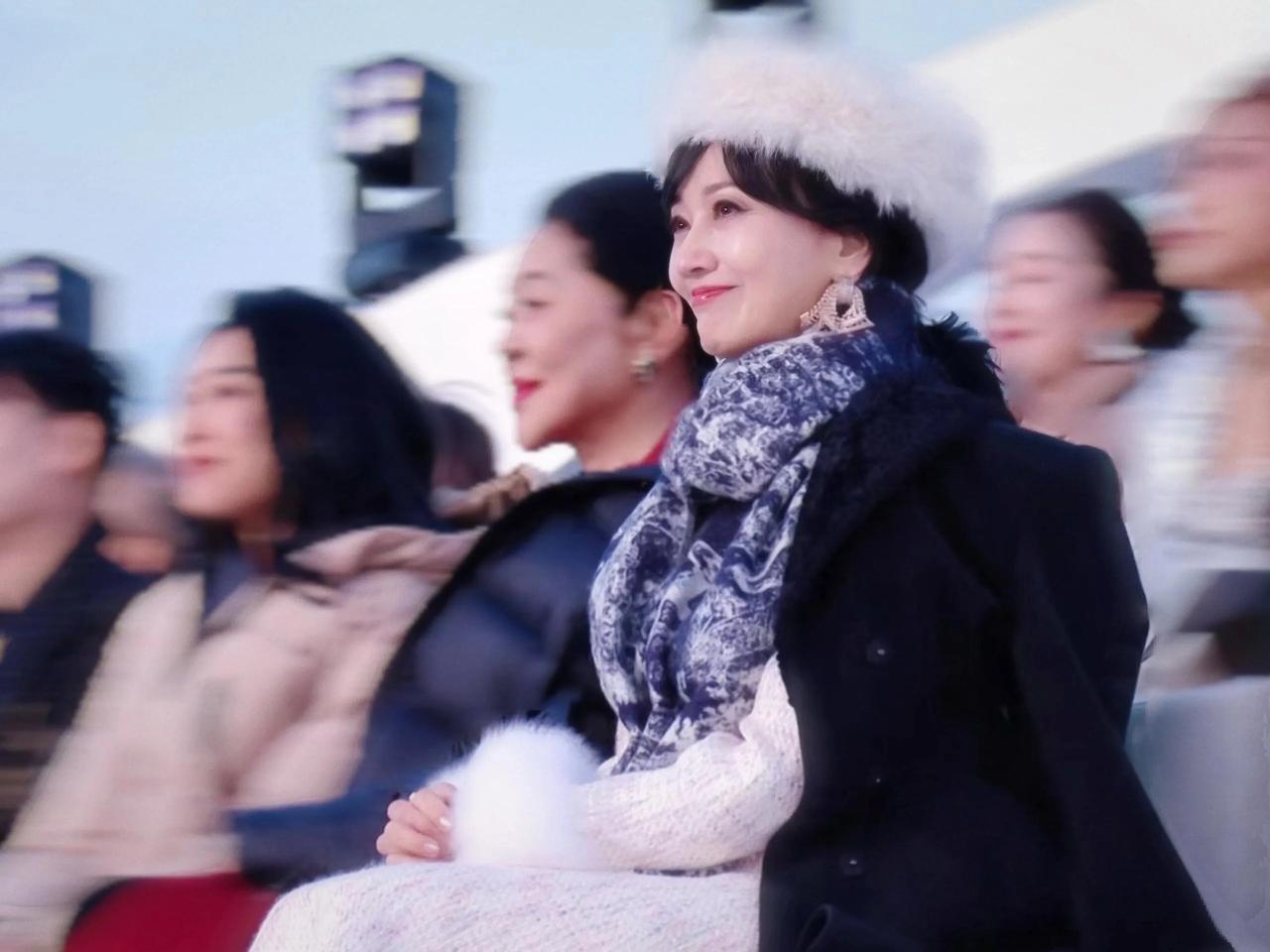 太扛镜头了，真就美得不知天地为何物
70+的年龄美成这样，前无古人后无来者
岁月