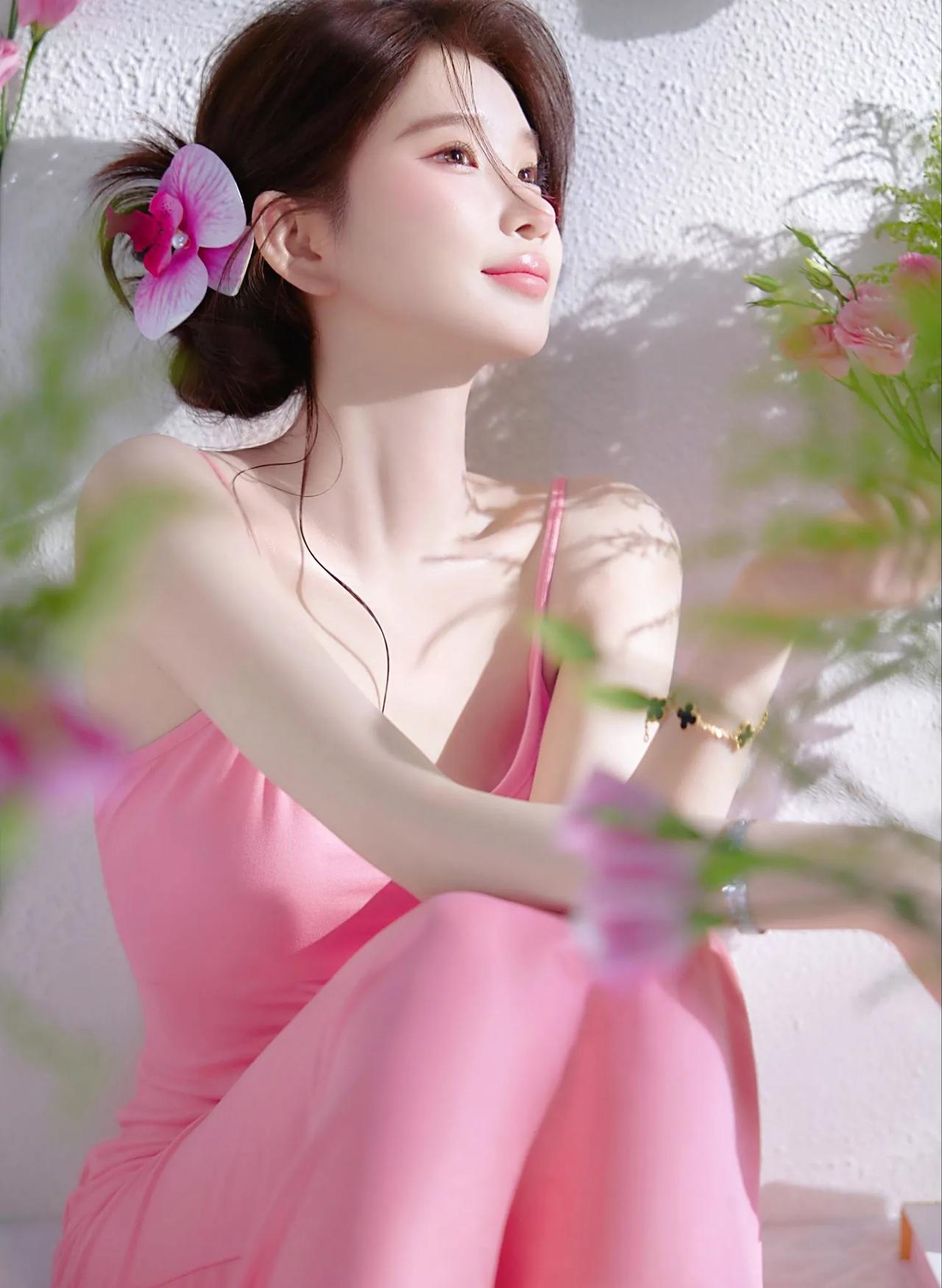 上联：粉裙裁得三分俏
下联：花影添来一枕柔
对联 对对联飞花令