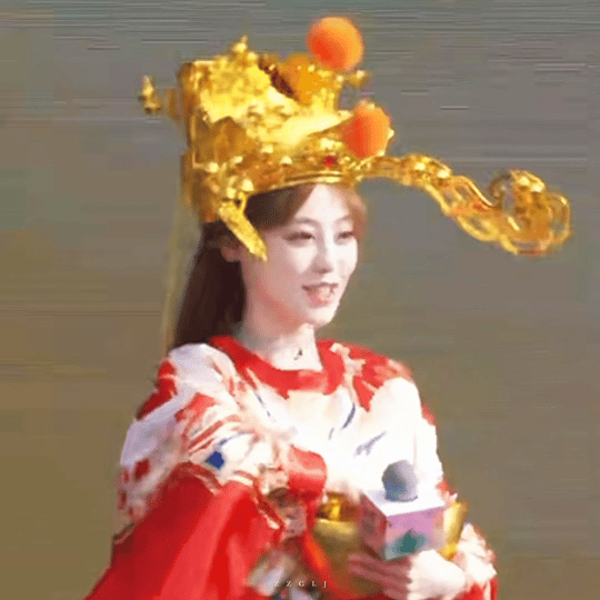 祝绪丹cos了小财神今日的祝绪丹简直是财运的化身，红金装扮配上灿烂的笑容，抱起大