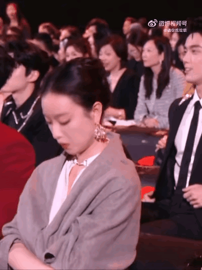 感觉她坐在那里浑身不自在
又好像要吸引什么注意似的
看着好不自在啊[尬笑]