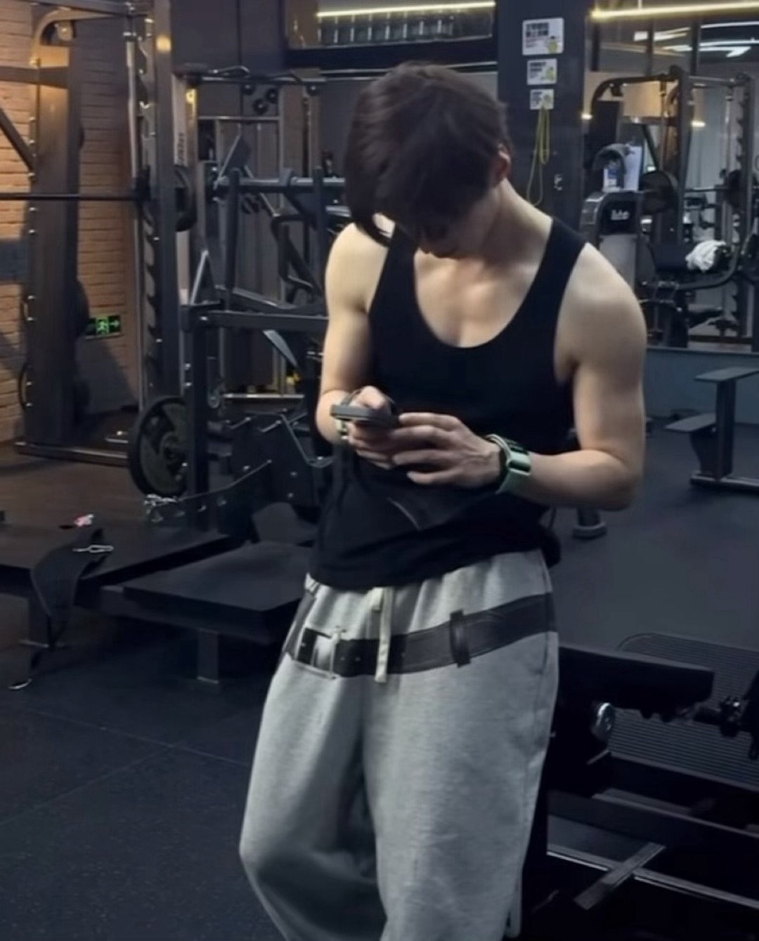 何与ins营业，身材不错 