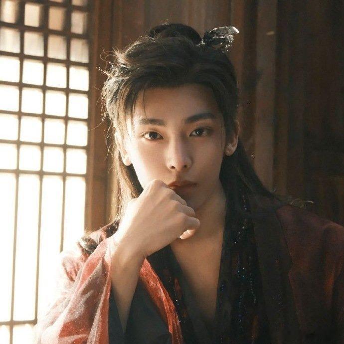 侯明昊新剧看起来很好骗的样子侯明昊新剧眼神看起来也太乖了吧，这个光打在身上简直就