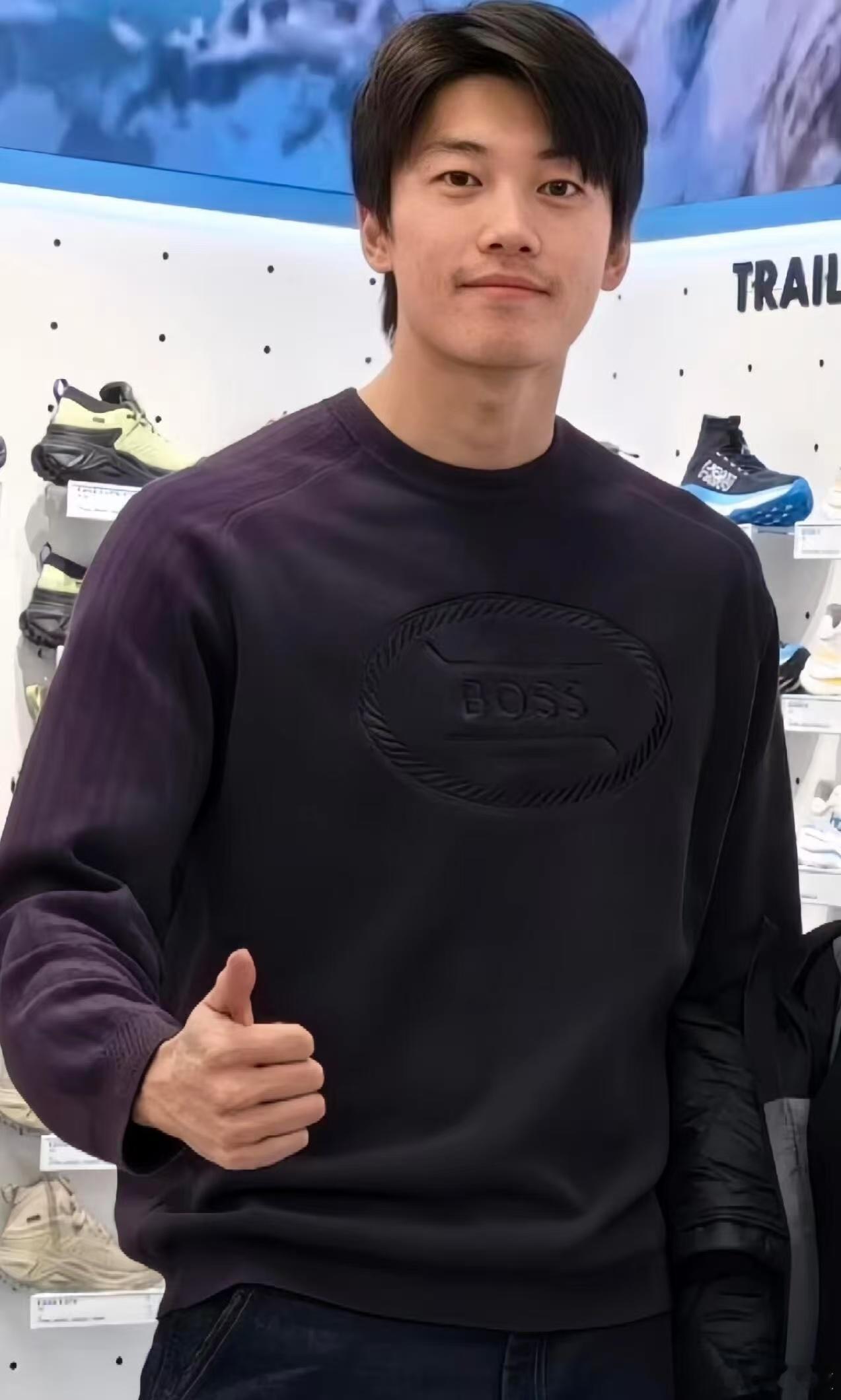 汪顺随手一拍即大片汪顺生图质感 出门游玩被云南路人偶遇抓拍，穿搭简简单单毫无刻意