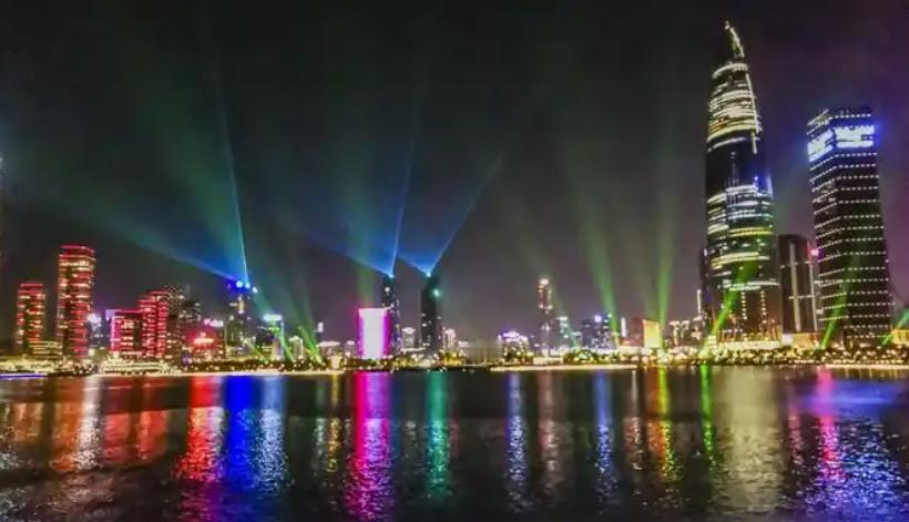 1.若追求语言无障碍和快速融入，深圳更具包容性。
  2.深圳移民城市特征明显，