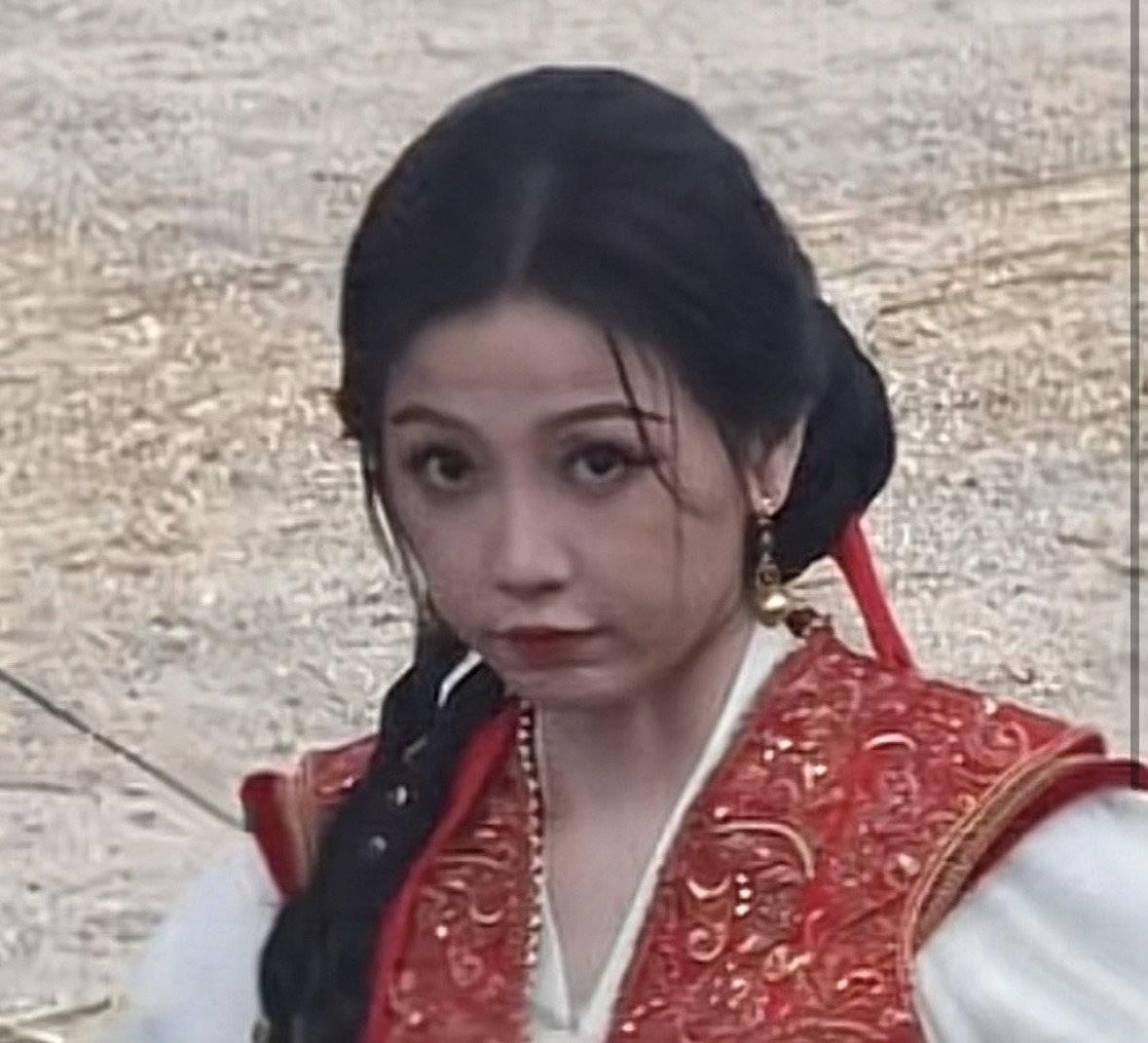 被软封杀的老濑之女粉丝继续在这热搜里跳。