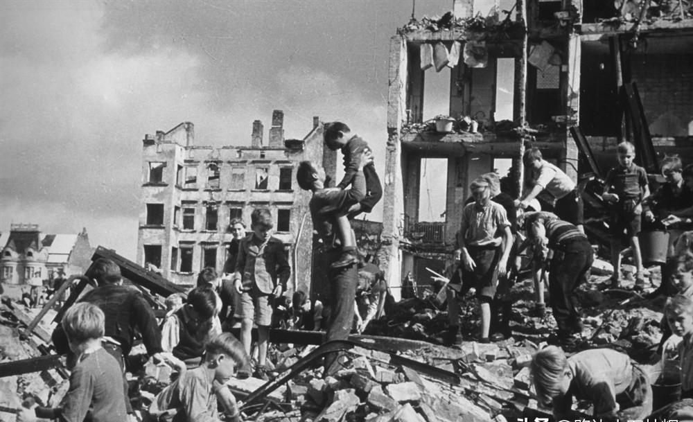 德国废墟里长大的孩子，眼里的世界是什么样？
《德意志零年》没讲大道理，却把战争的