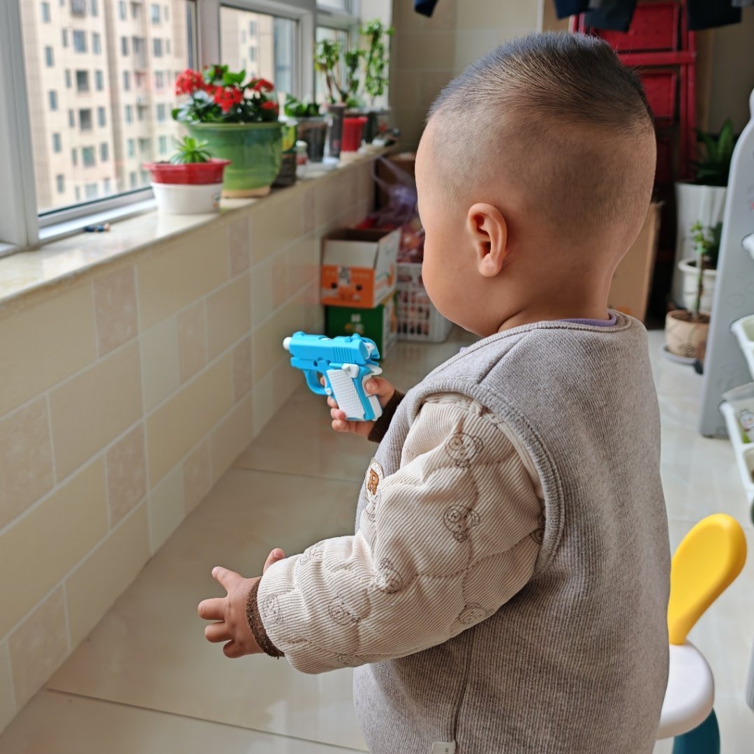 小家伙已经熟练掌握1911的按虎口保险才能扣动扳机技能，另外，今天才发现，9块钱