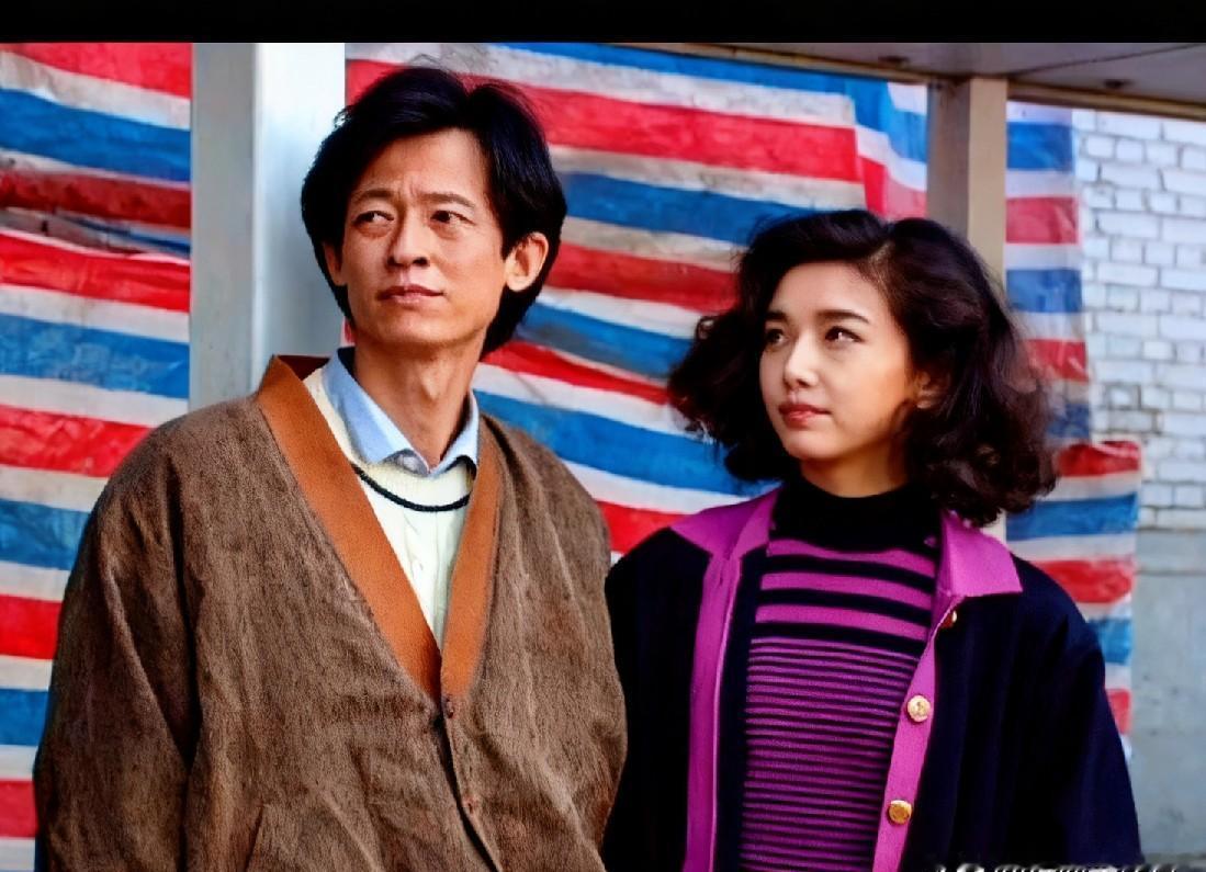 好多人说王志文和江珊有夫妻相，我觉得这事儿吧，不光是长得像。
他俩连撇嘴的动作都