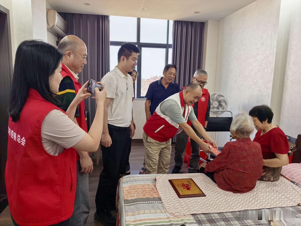 在九九重阳节来临之际，晋江永和镇红十字会组织前往慰问茂亭村、永和村两名百岁老人，