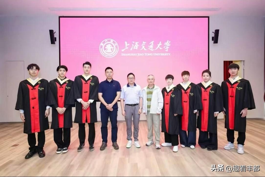恭喜孙颖莎顺利毕业🎓！从上海交通大学人力资源管理专业圆满结业，赛场之上奋勇拼搏