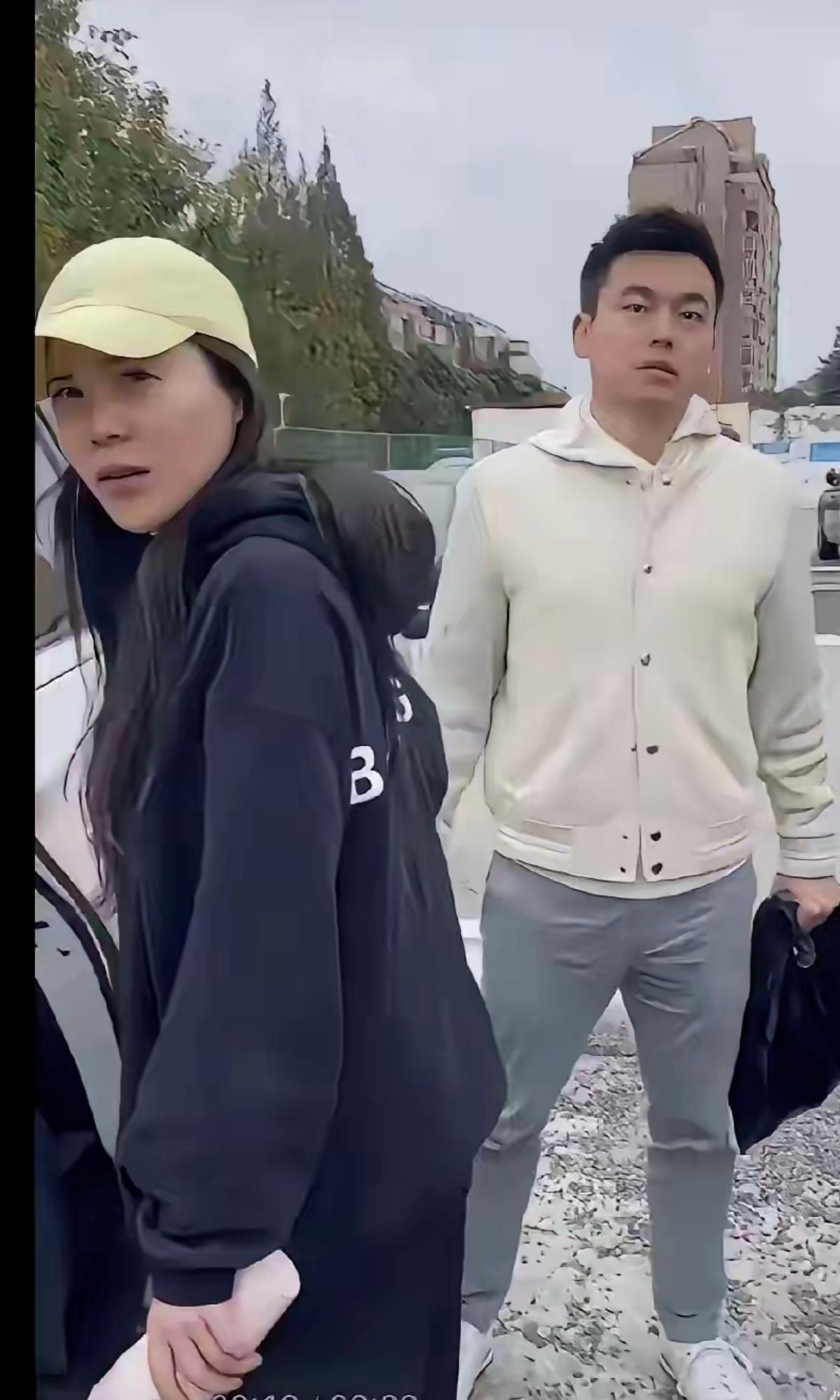 终于看明白了！戴黄帽子的第三者穿的竟是巴黎世家卫衣，而许律师在妻子冷静追问下，吞