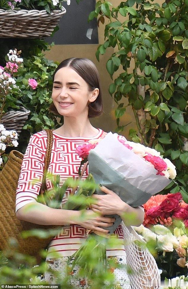 Lily Collins莉莉柯林斯继续在法国巴黎为热剧《艾米丽在巴黎》第五季开工