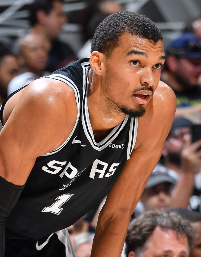 有种感觉，文班要和亚历山大角逐最终的MVP。——场均只出战29.3分钟——轰下2