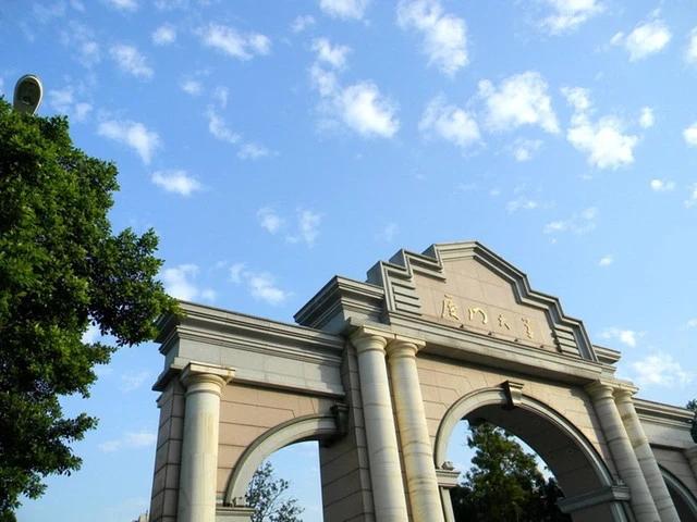 一、厦门大学校园内的景点

校史馆：了解厦门大学的历史和发展，感受校园文化的厚重