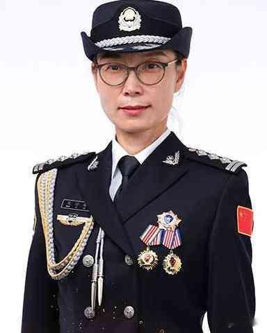 刀尖逆行勇担当，春风化雨暖人心，禁毒一线铿锵玫瑰王泽郁，三十余年坚守禁毒战场。1