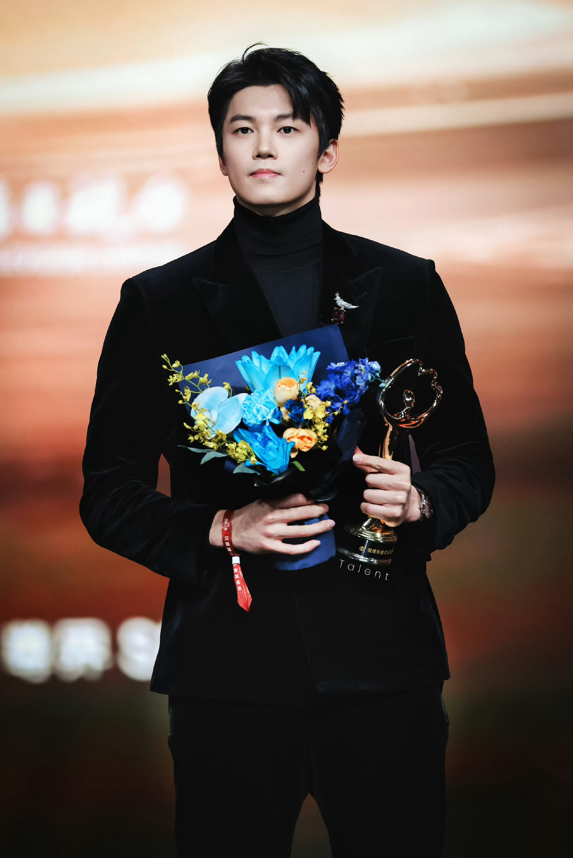 . 汪顺黑西装封神！肩线利落、气质干净，一身黑西装尽显绅士风度，泳池飞人秒变红毯