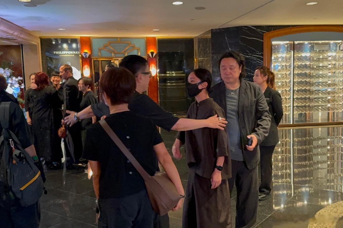 施南生追思会 与南生合作过的内地花旦周迅、李冰冰也现身追思会。 