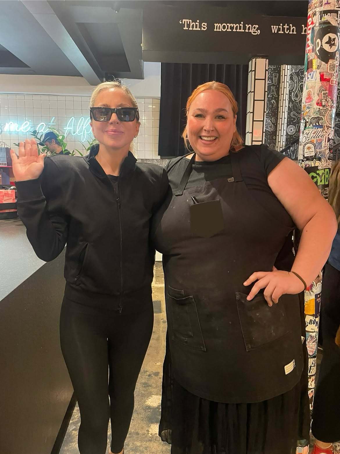 Lady Gaga 今天在马里布与一位粉丝合影：“我不仅见到了她，她还抽时间和我