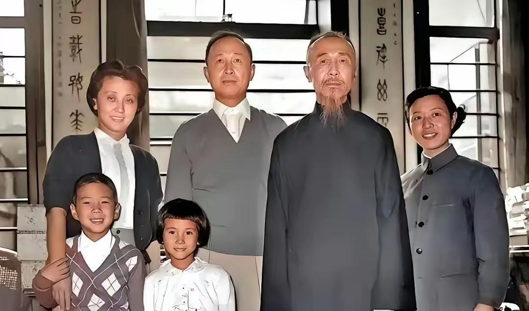 这是拍摄于1955年的一张家庭照，钱学森一家五口刚从美国抵达上海，与父亲钱均夫拍