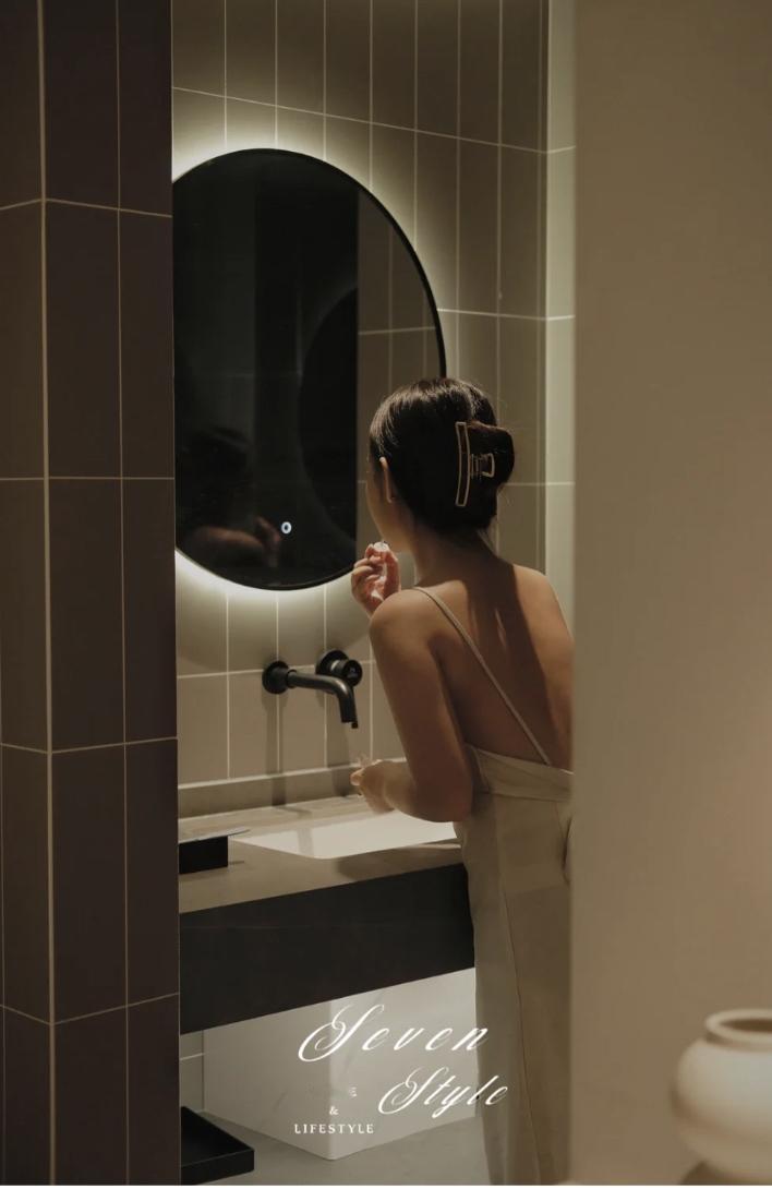 今晚太阳打西边出来了，老婆居然早早洗好了澡在那里化淡妆，看她晚上要奖赏我的样子，