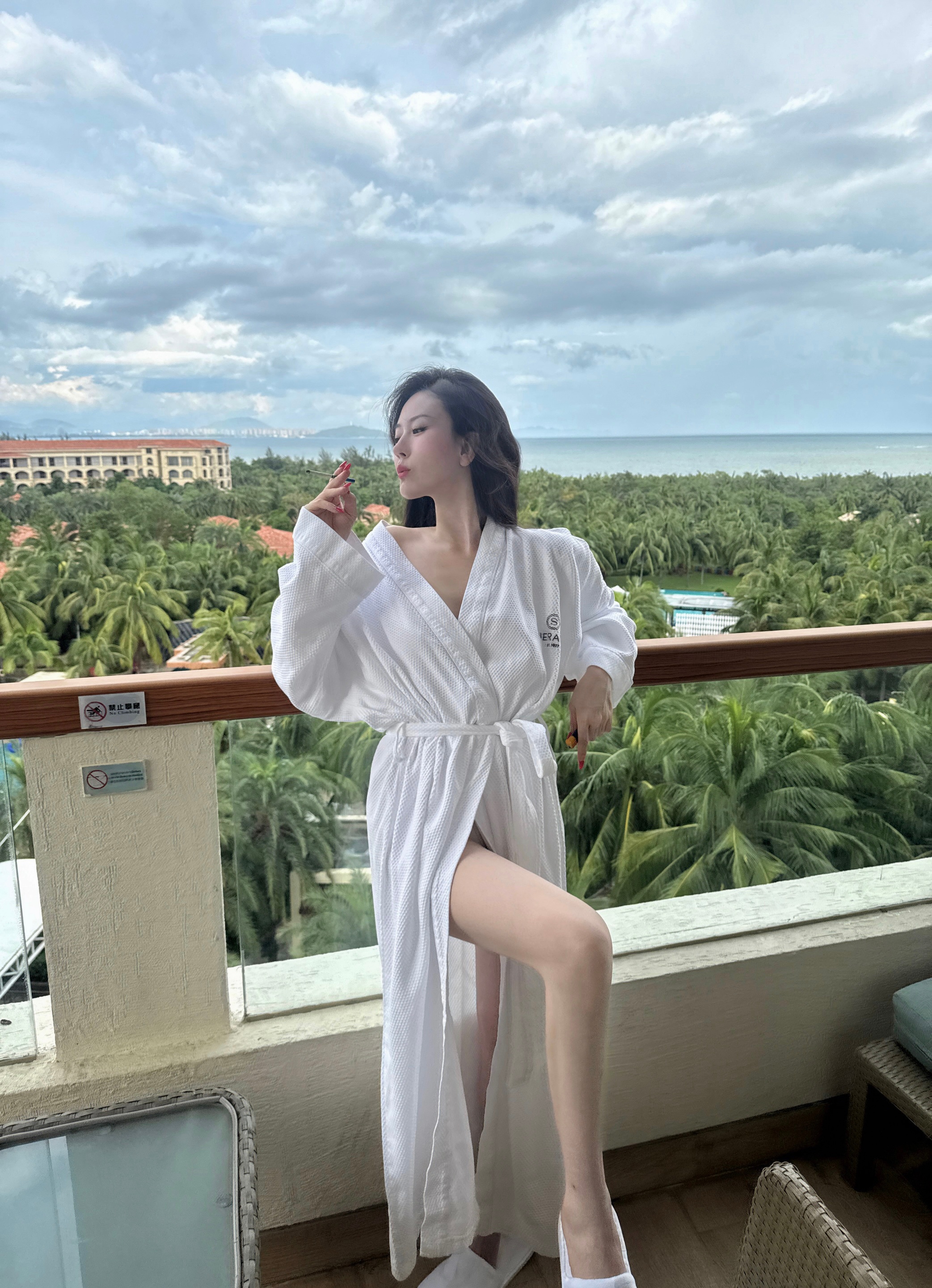 台风过后的三亚闪现一只小白兔  ​​​