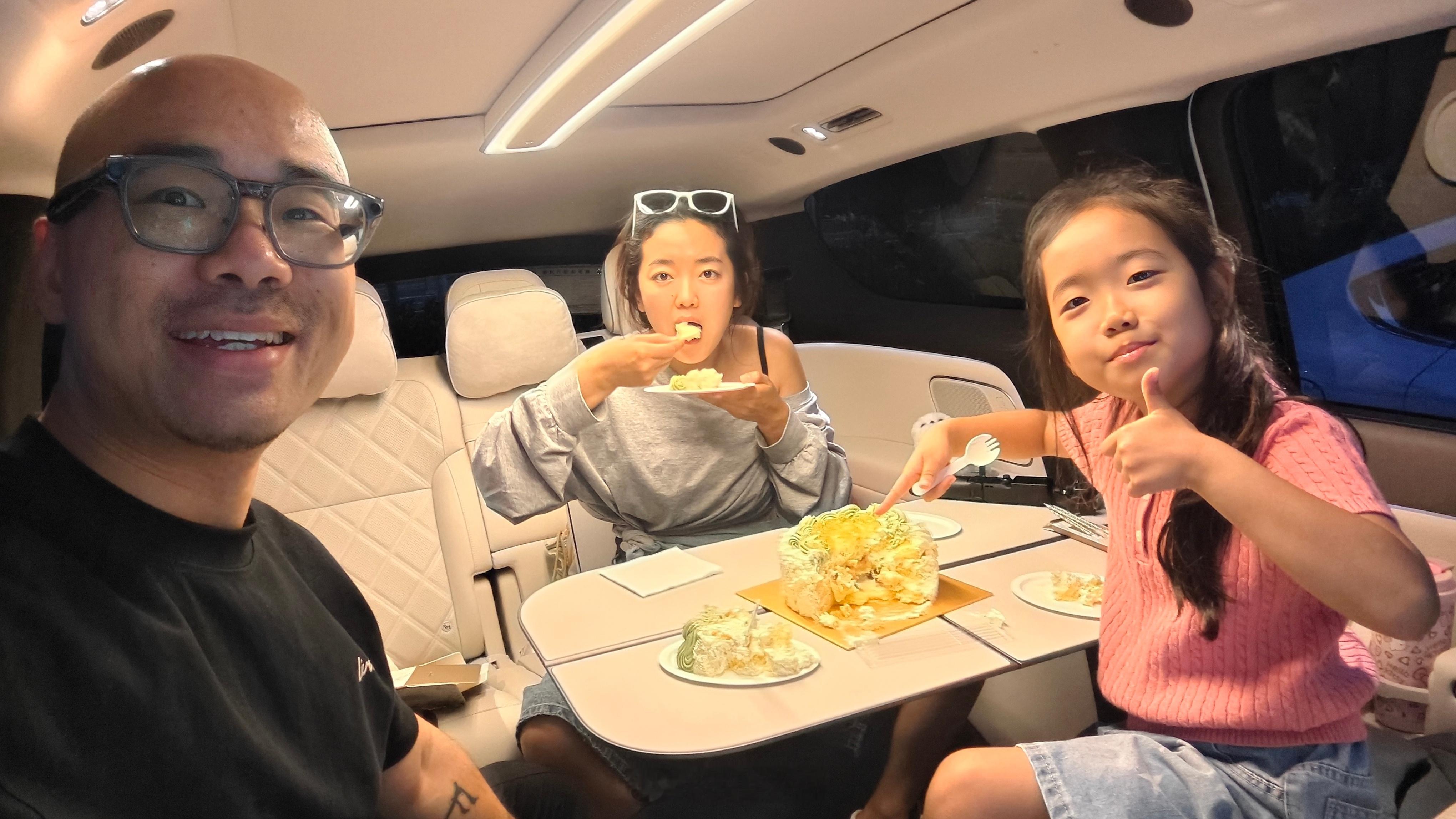 妈妈答应了女儿下课吃蛋糕，Sylvia下课第一句话就说，我们可以吃蛋糕啦！！于是