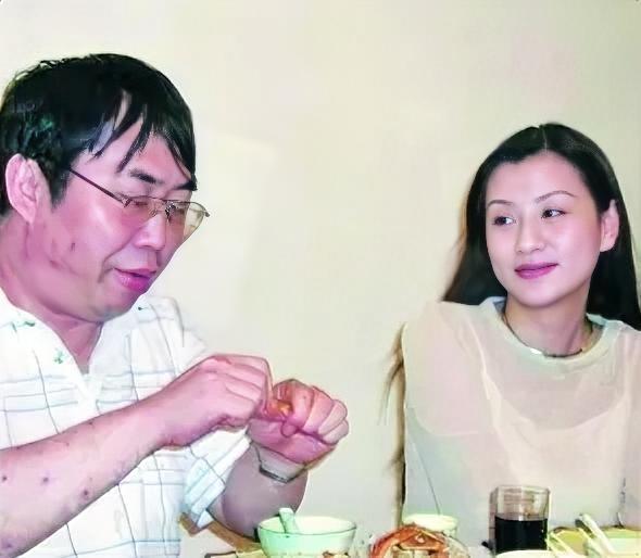 我真的一直没想明白。
一个是大叔，一个是小女孩，差了整整23岁。
能当爹、女儿的