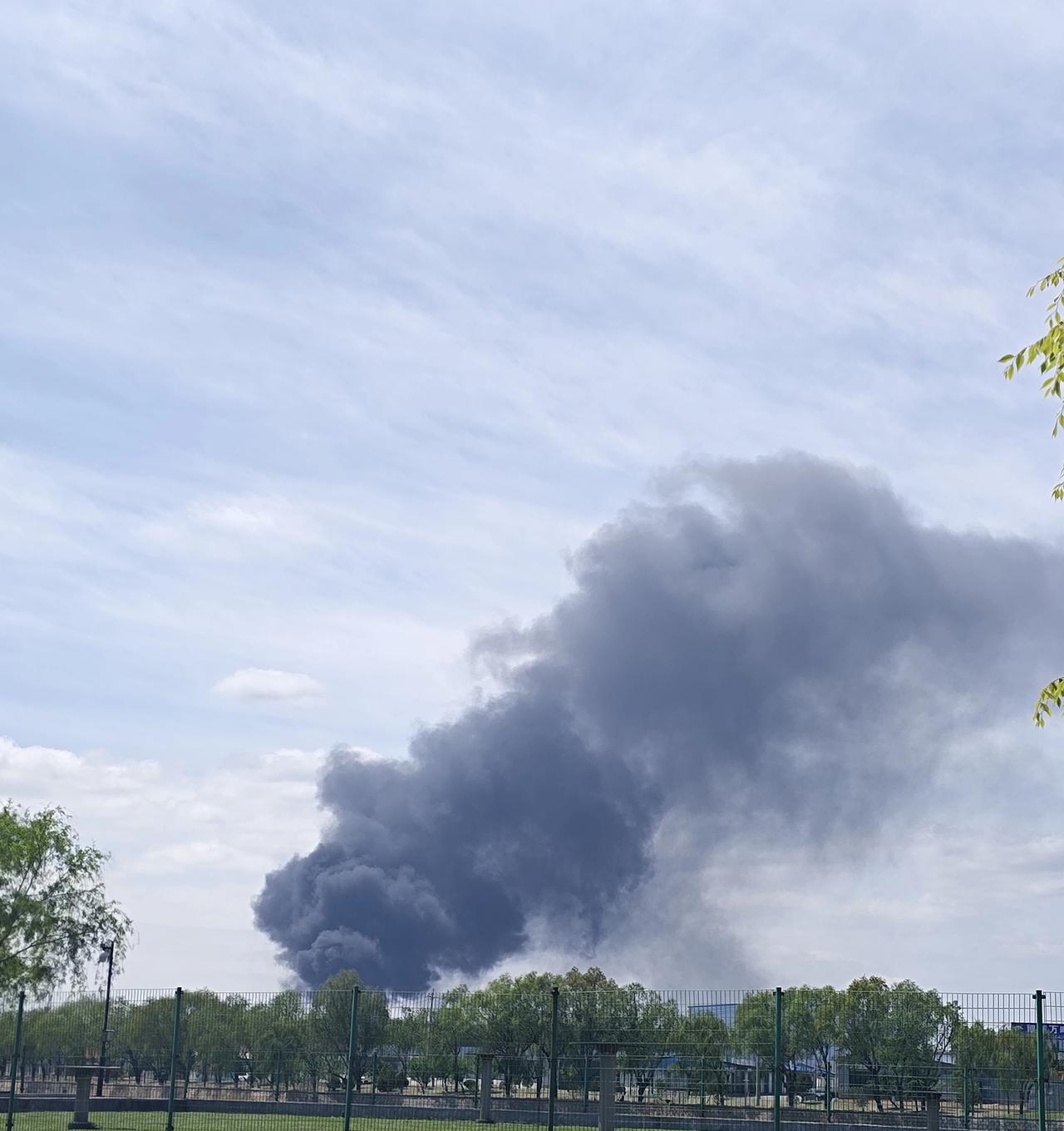 即墨城西某地今天中午突发大火，远远望去黑烟滚滚，看样子火势不小，一时半会是灭不了