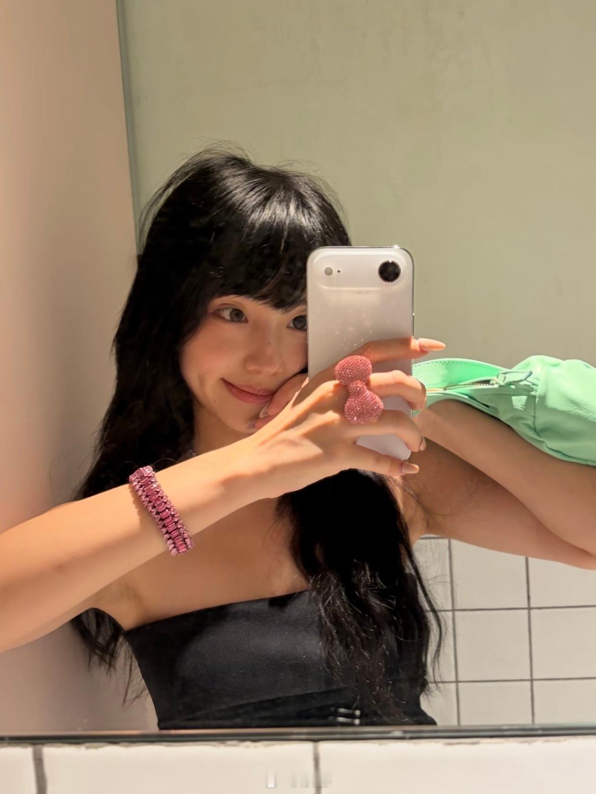 难得刷到一个好看的小姐姐买了iPhone Air。 