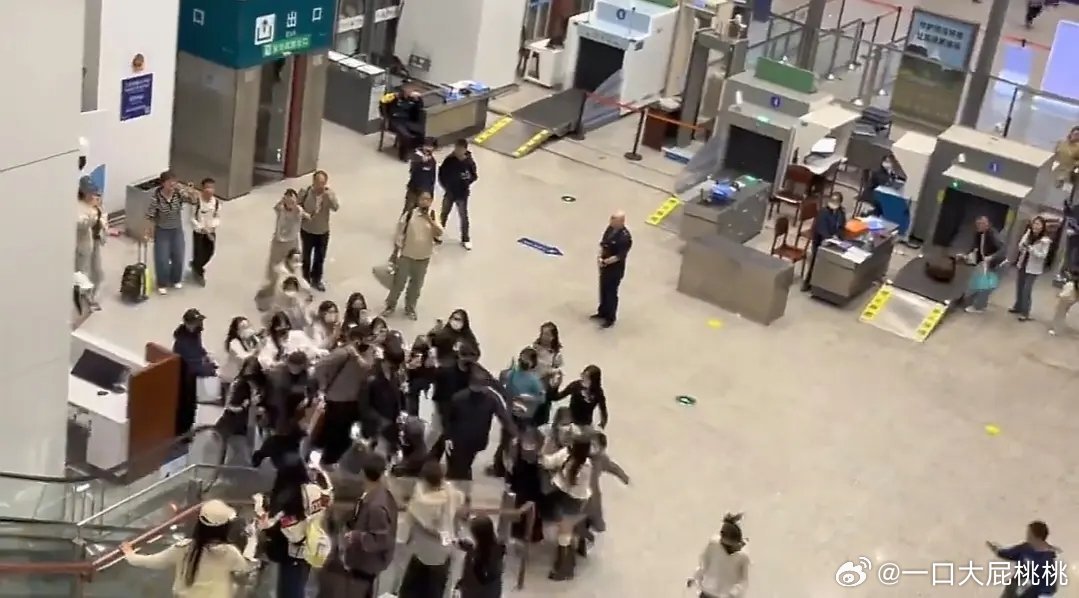 其实我感觉每次机场追星就那么几个人但是从艺人角度看好像乌泱泱的 