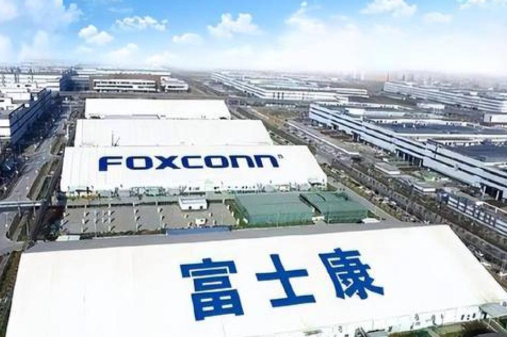 富士康崩得太突然，郭台铭当年恐怕绝没料到，曾经大陆工厂灯火通明的代工巨头，如今会
