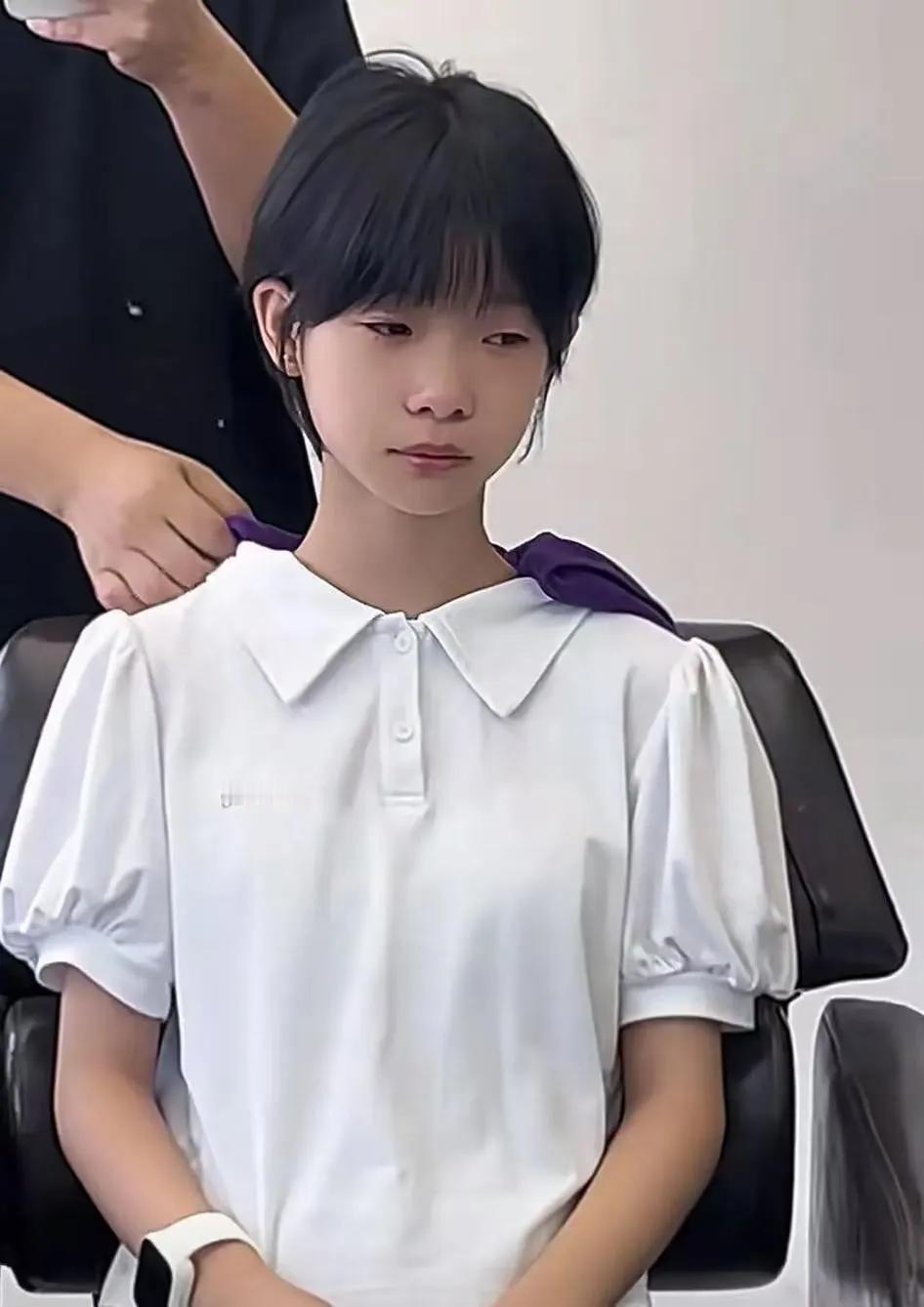 “上初中为什么非得剪短发？”河北邯郸，老师通知开学前剪短发，女生被家长拉去剪了，