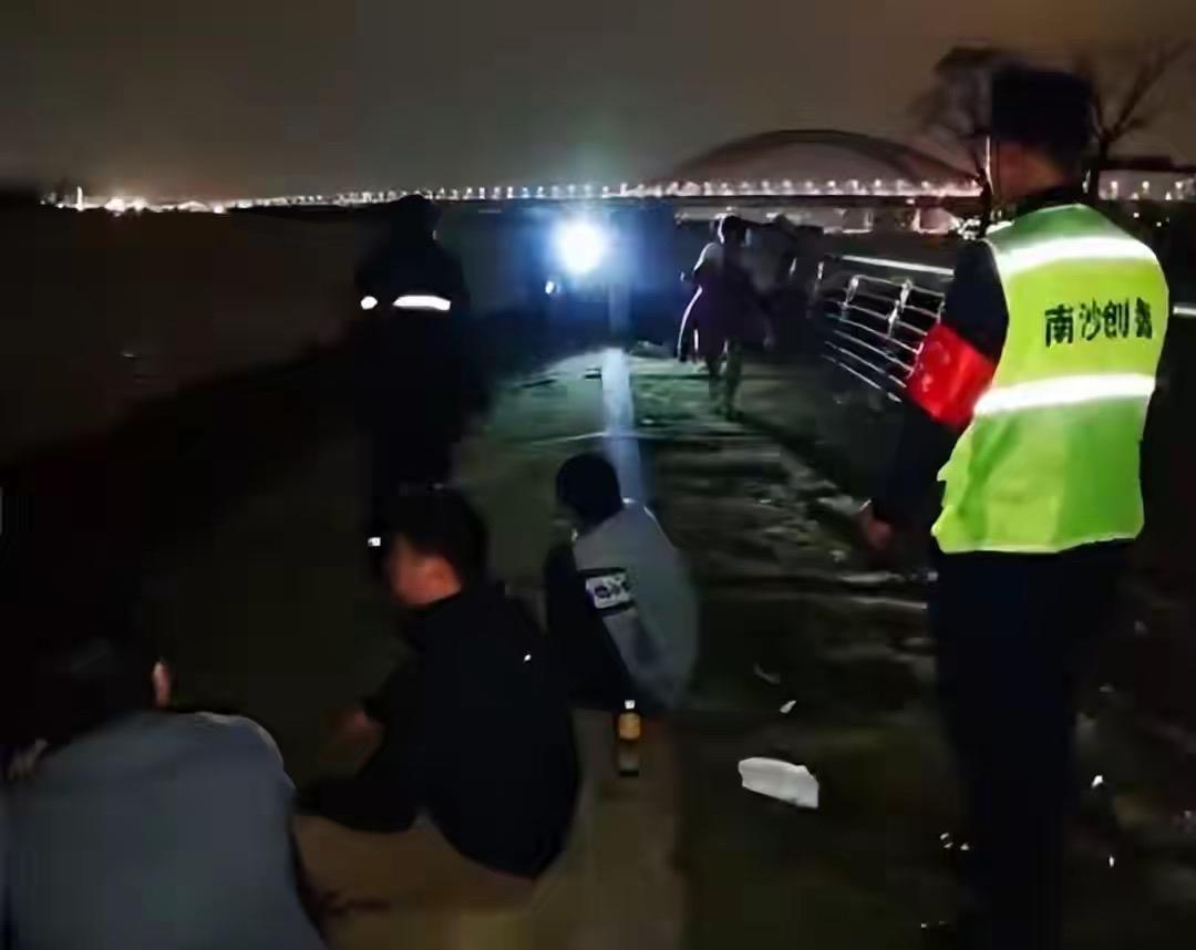 太暖心了！广州南沙深夜，一女子抱婴儿走入江中，江水瞬间淹没二人，婴儿头部下沉还呛