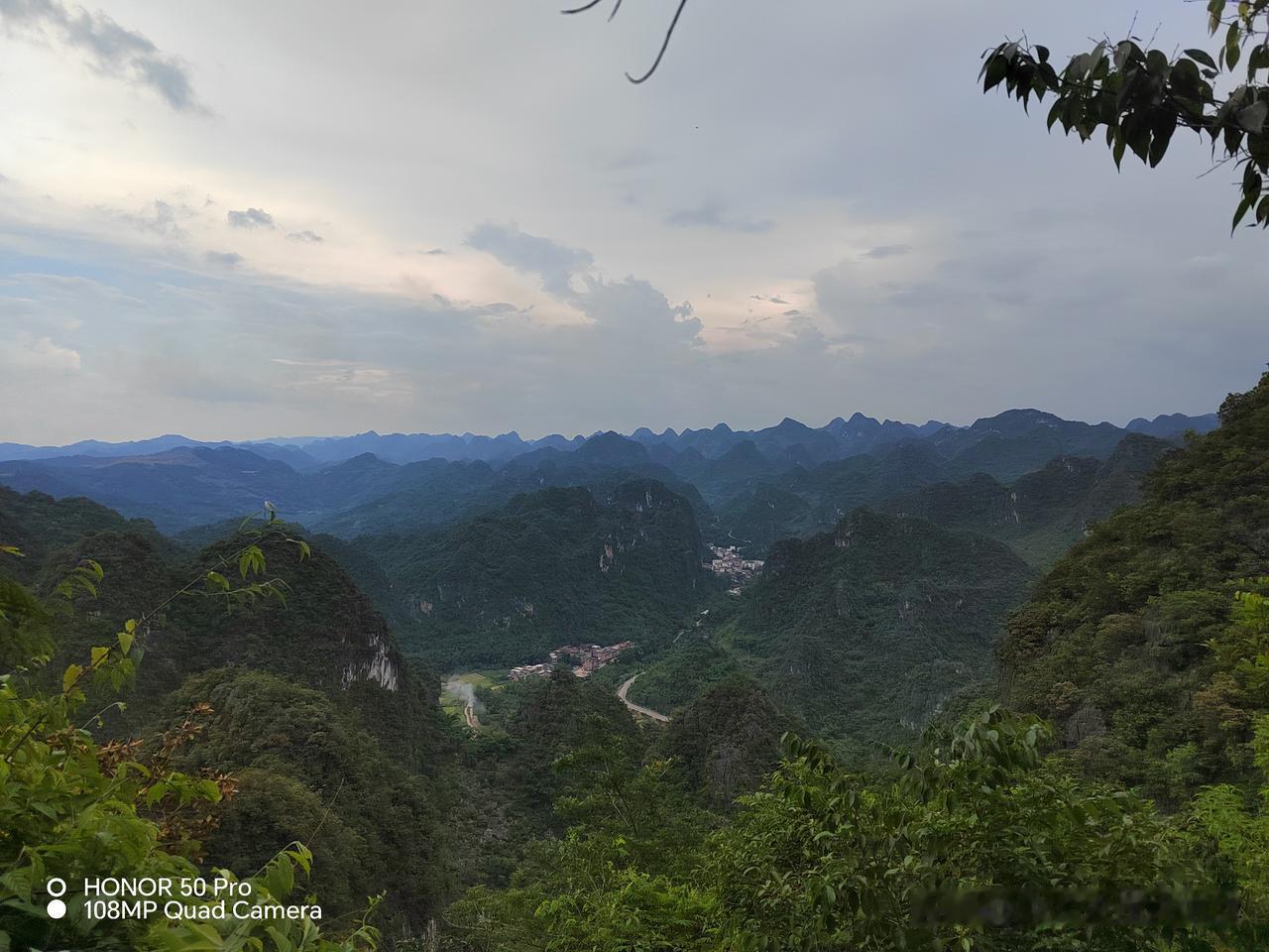 青龙七星连珠回抱，白虎顺服兜水，九曲河水蜿蜒入朝堂，卯山酉向兼甲庚，流入辛方而去