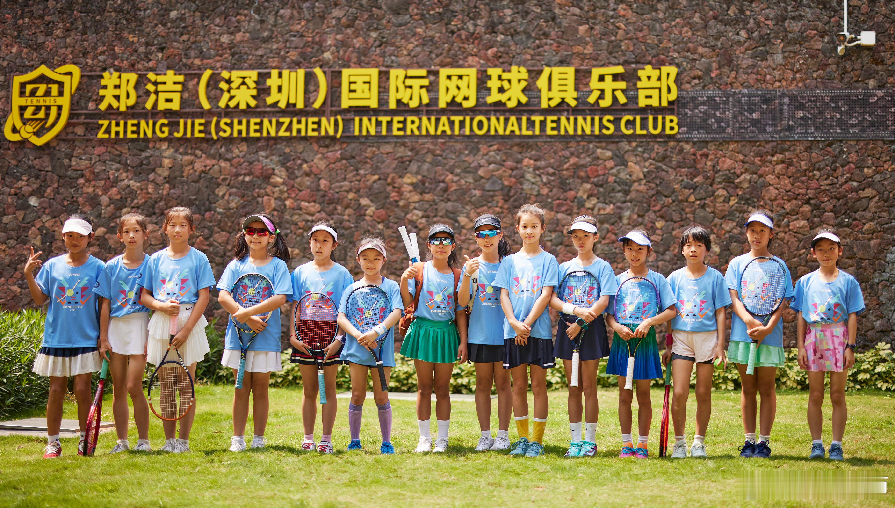 中国网球的未来，还有你们，孩子们加油！摄影：记者 李建艺拍于2024郑洁杯深圳站