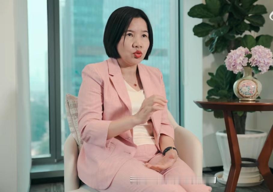 错过一班车，却在深圳奋斗22年、三登事业巅峰。当别人说“该带孙子”，她说要干到1